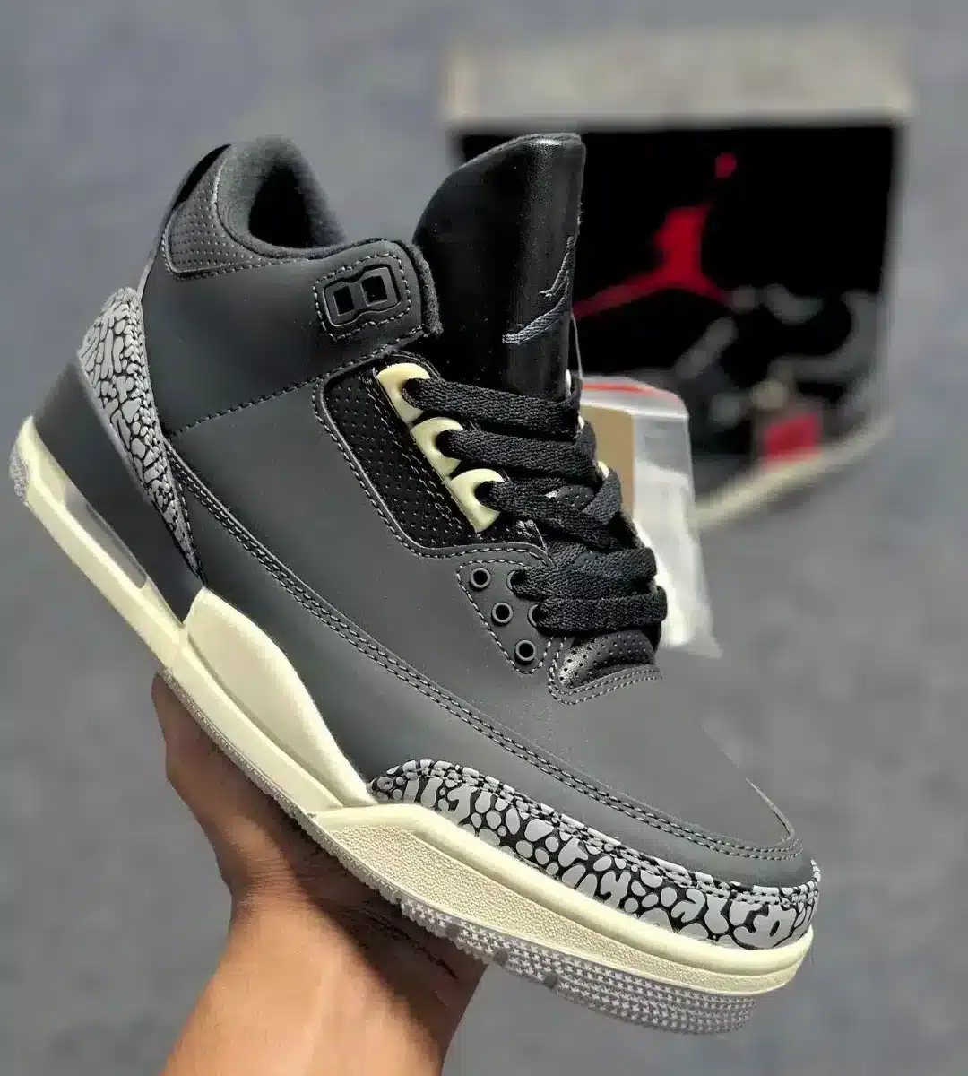 Air Jordan 3 Retro "Off Noir" : Top