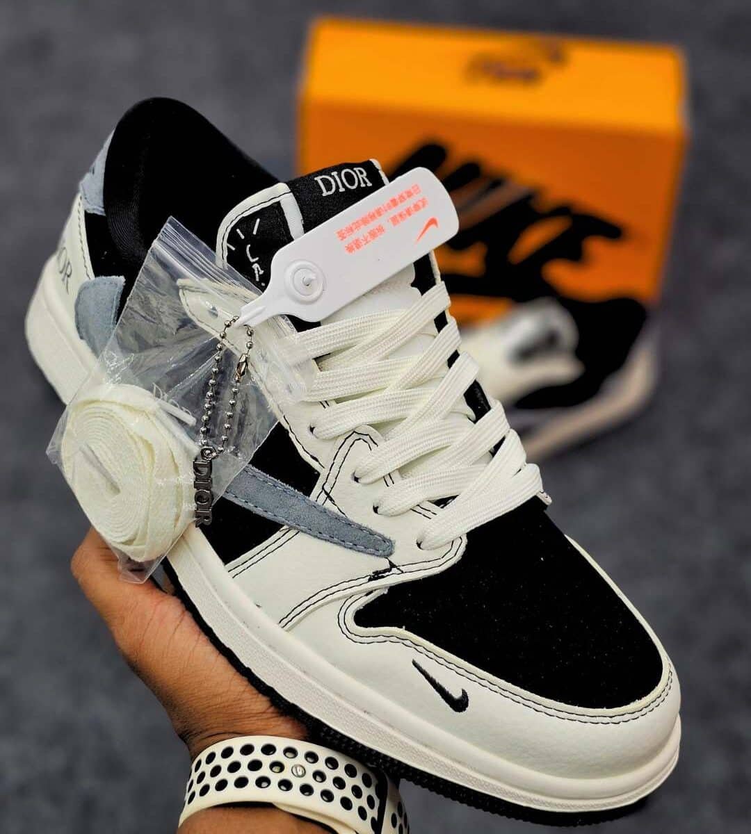 J1 Low Travis Scott and Di-or.